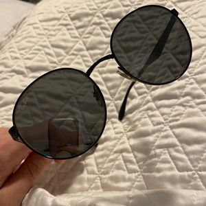 Black circular rayban sunglasses